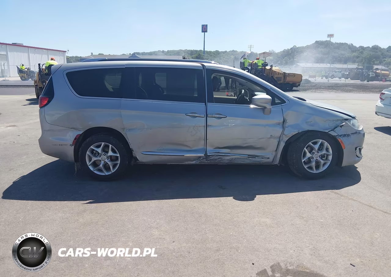 2020 Chrysler Pacifica Touring L VIN:2C4RC1BG4LR113734 - 11