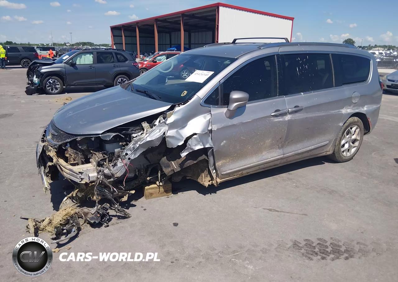 2020 Chrysler Pacifica Touring L VIN:2C4RC1BG4LR113734 - 2