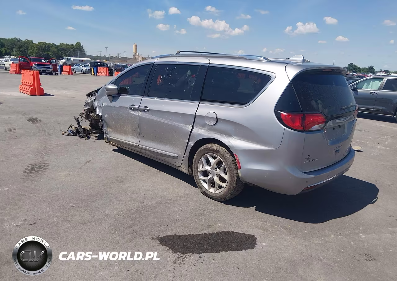 2020 Chrysler Pacifica Touring L VIN:2C4RC1BG4LR113734 - 3