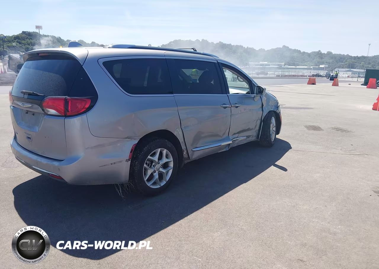 2020 Chrysler Pacifica Touring L VIN:2C4RC1BG4LR113734 - 4