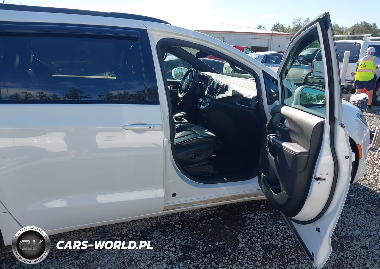 2018 Chrysler Pacifica Limited VIN:2C4RC1GG8JR358350 - 5