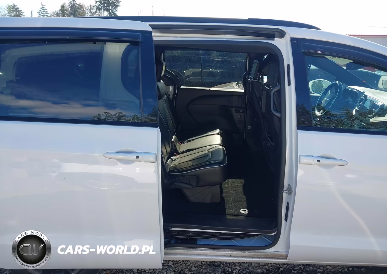 2018 Chrysler Pacifica Limited VIN:2C4RC1GG8JR358350 - 8