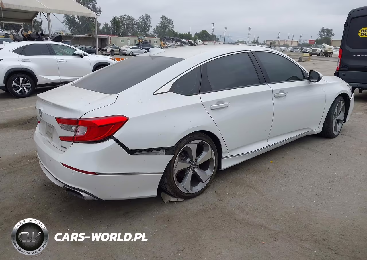 2018 Honda Accord Touring VIN:1HGCV1F95JA070889 - 4