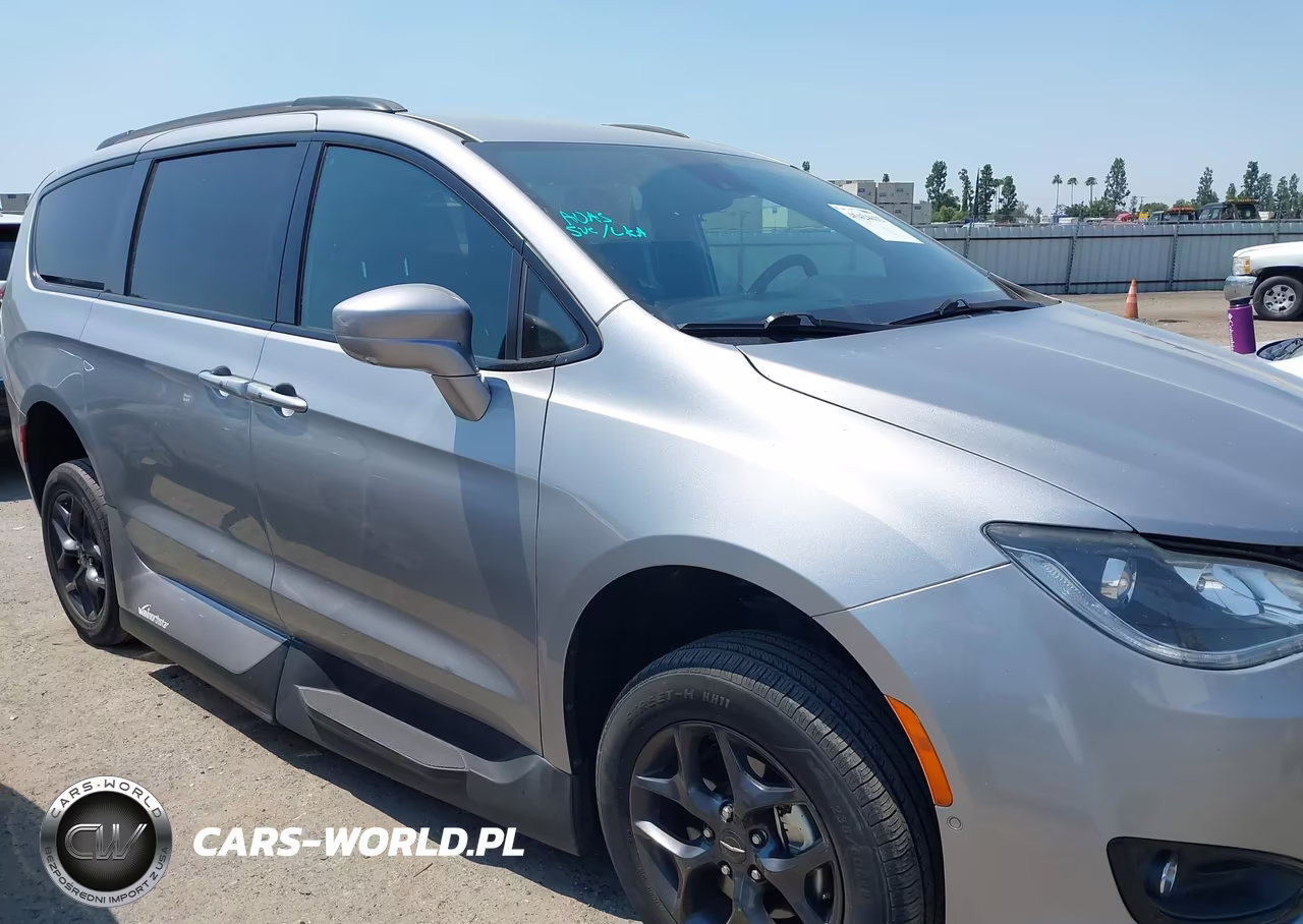 2018 Chrysler Pacifica Touring L Plus VIN:2C4RC1EG6JR330503 - 13