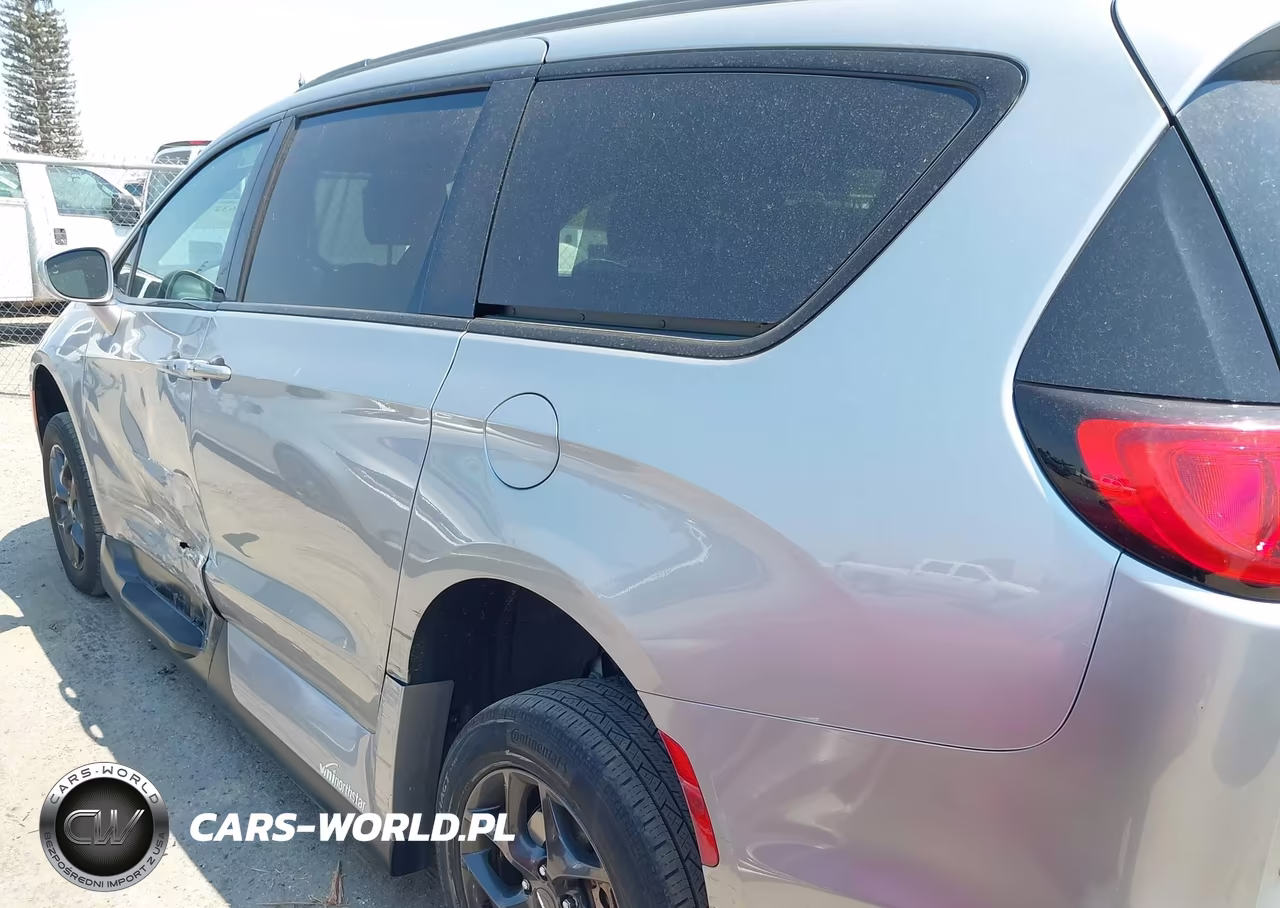 2018 Chrysler Pacifica Touring L Plus VIN:2C4RC1EG6JR330503 - 14
