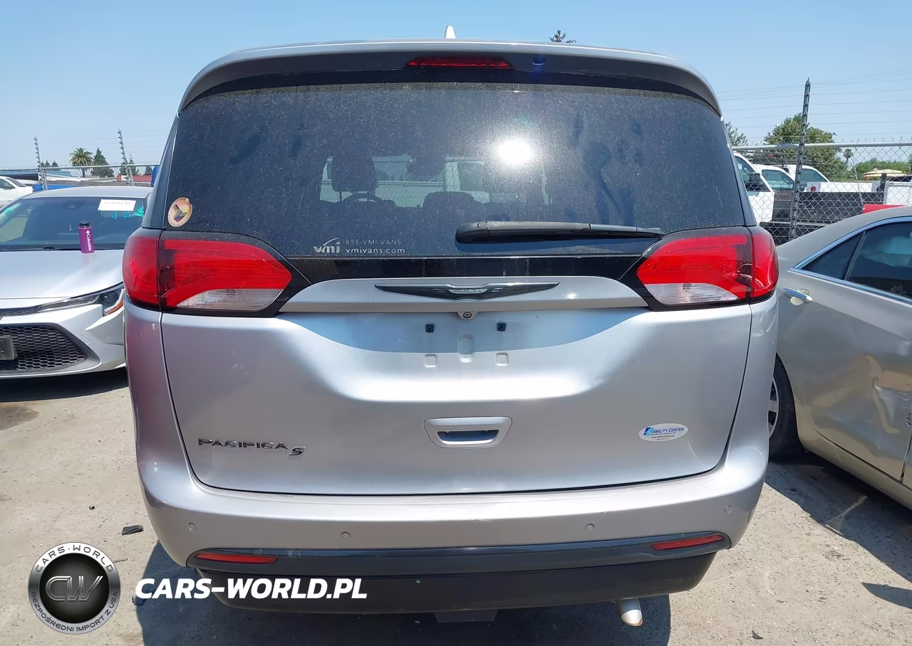 2018 Chrysler Pacifica Touring L Plus VIN:2C4RC1EG6JR330503 - 16