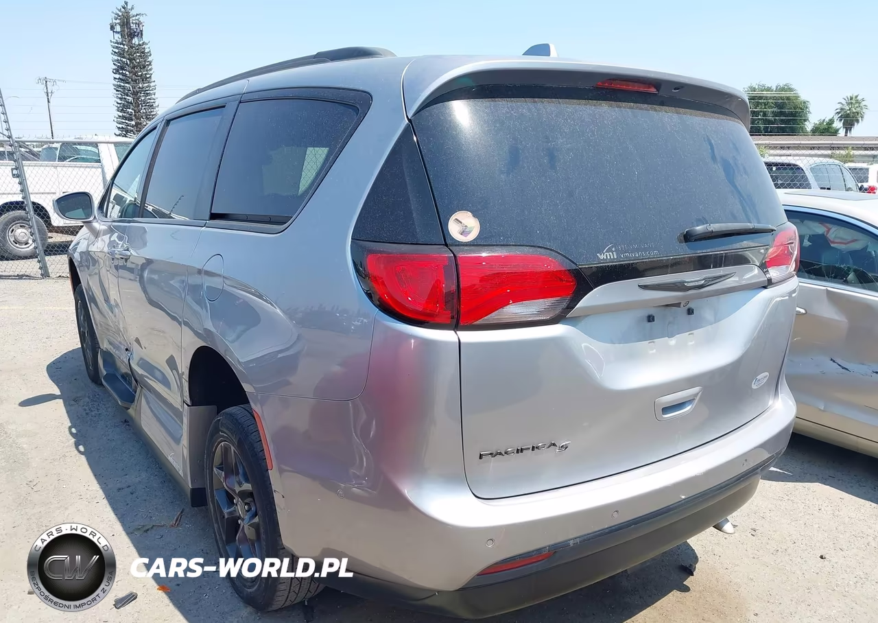 2018 Chrysler Pacifica Touring L Plus VIN:2C4RC1EG6JR330503 - 3