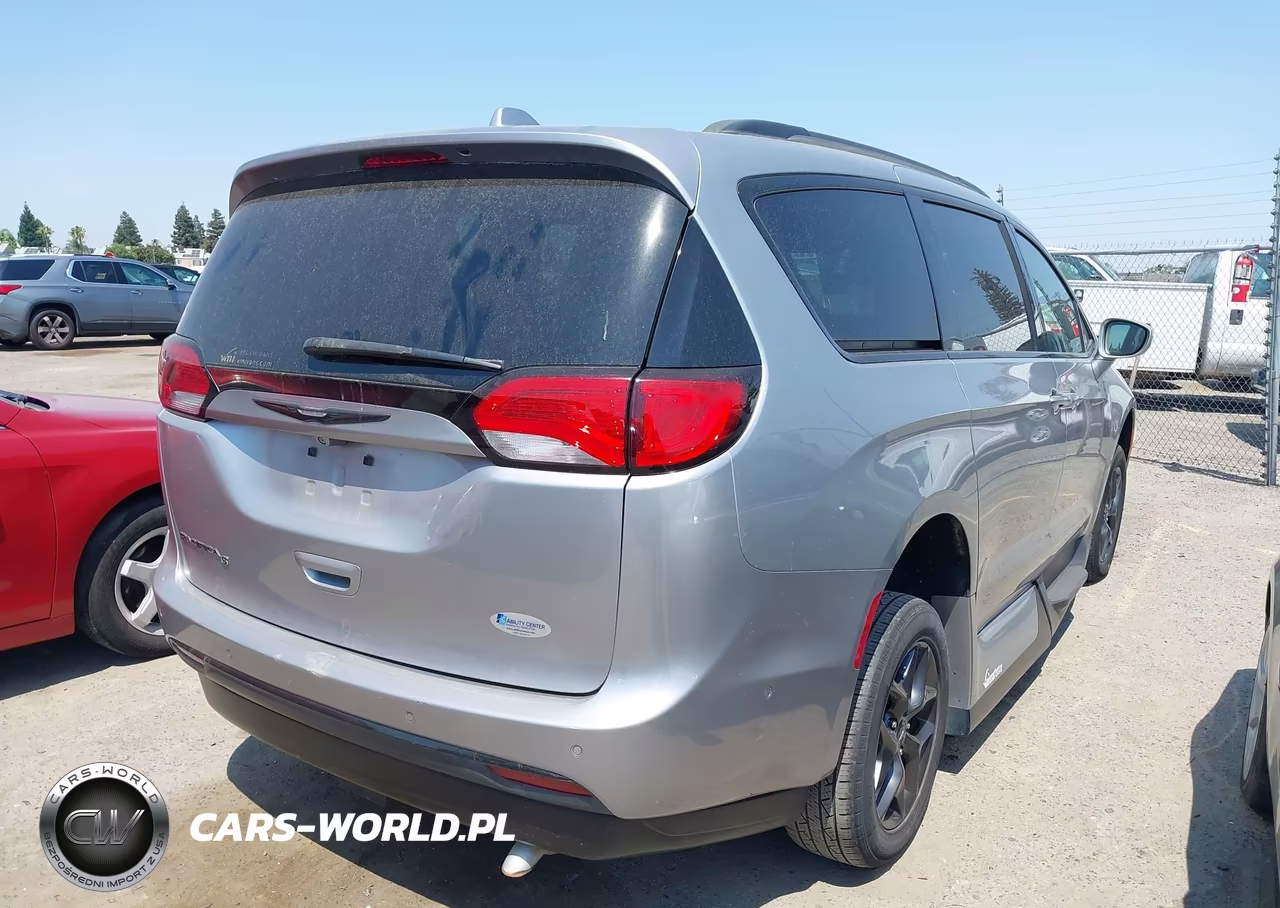 2018 Chrysler Pacifica Touring L Plus VIN:2C4RC1EG6JR330503 - 4