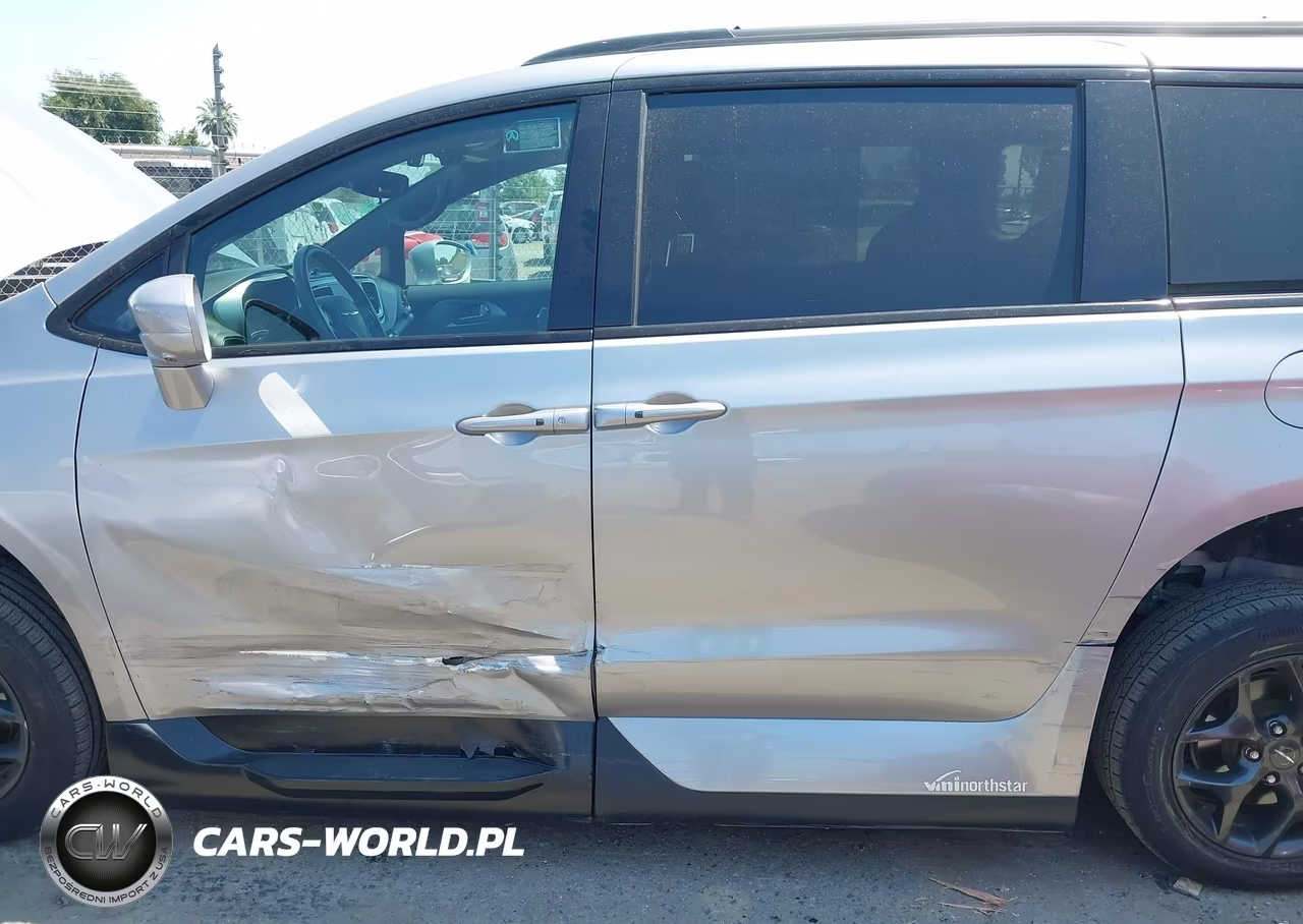 2018 Chrysler Pacifica Touring L Plus VIN:2C4RC1EG6JR330503 - 6