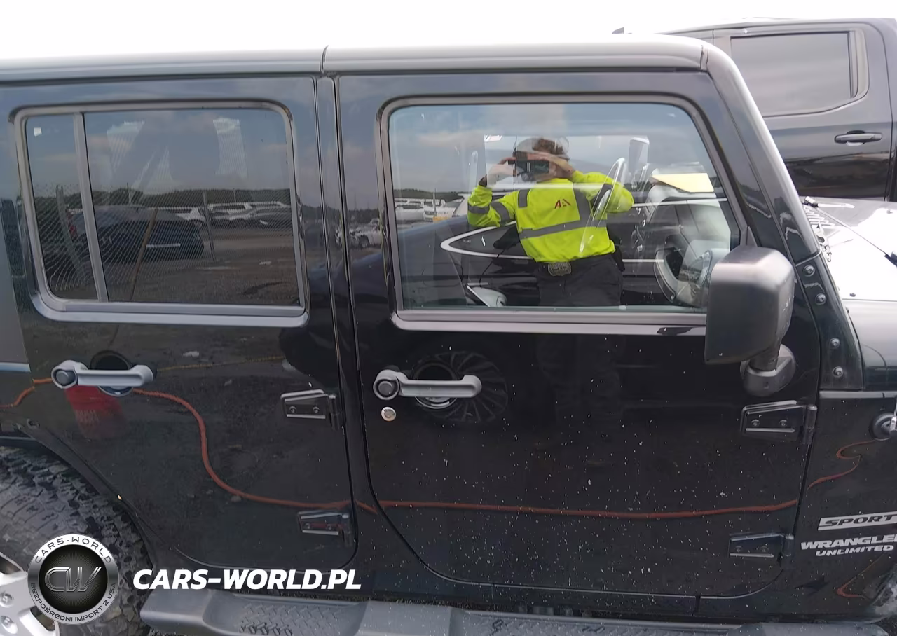 2015 Jeep Wrangler Unlimited Sport VIN:1C4BJWDGXFL577724 - 13