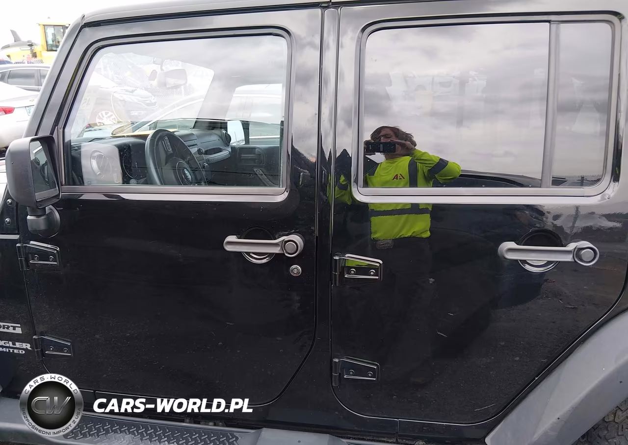 2015 Jeep Wrangler Unlimited Sport VIN:1C4BJWDGXFL577724 - 14