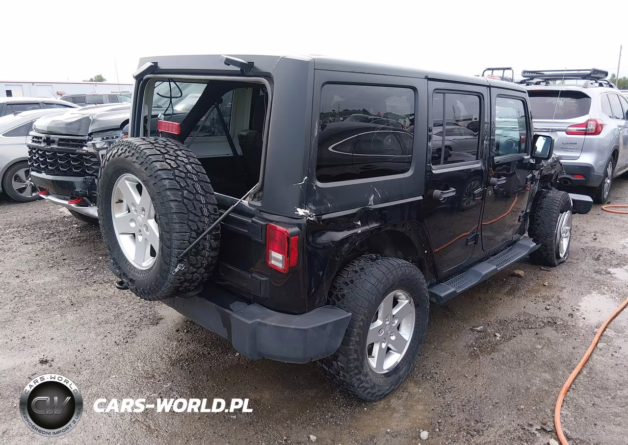 2015 Jeep Wrangler Unlimited Sport VIN:1C4BJWDGXFL577724 - 4