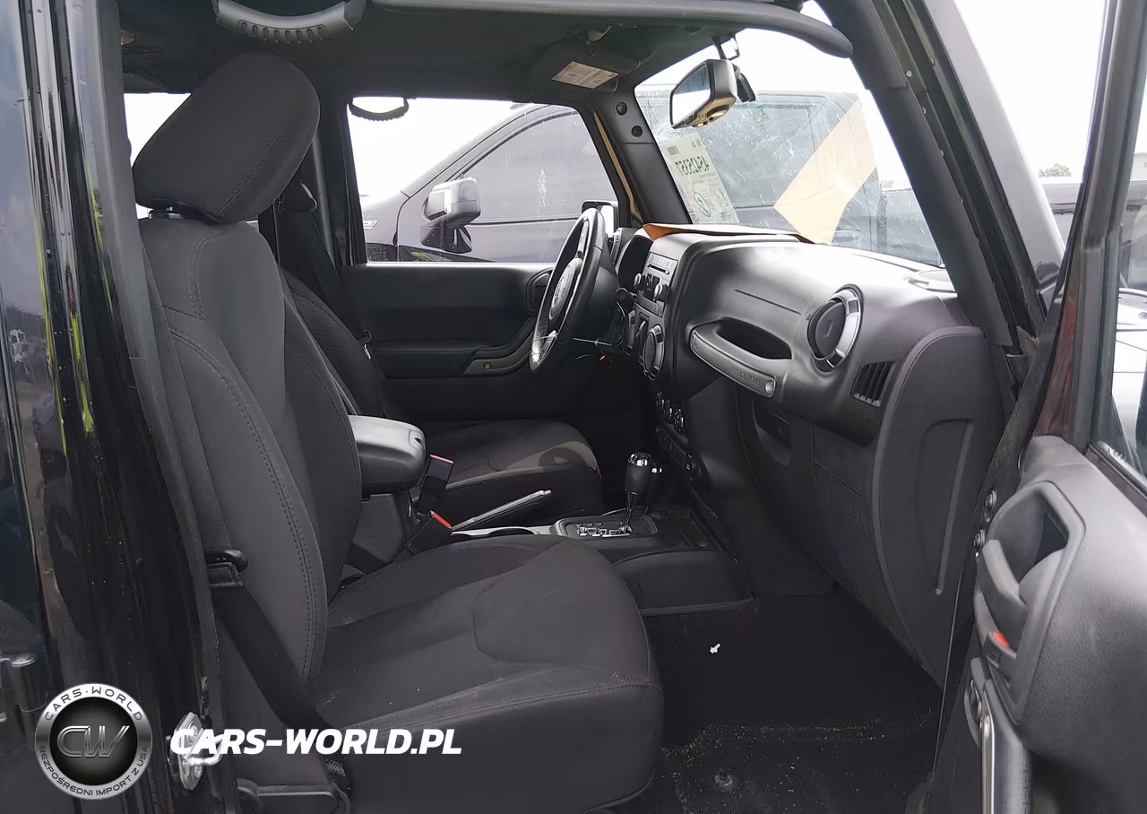 2015 Jeep Wrangler Unlimited Sport VIN:1C4BJWDGXFL577724 - 5
