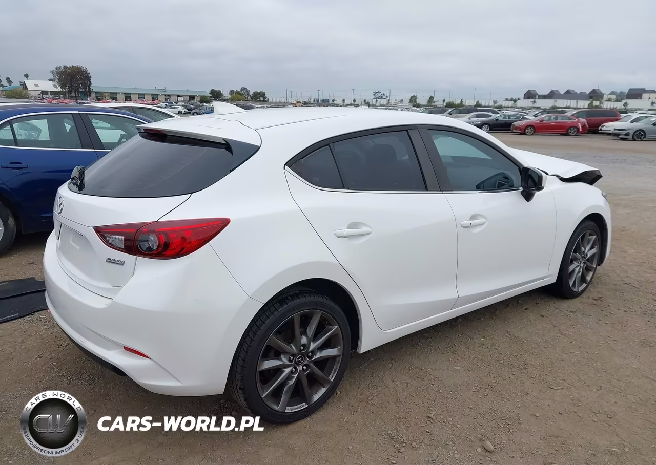 2018 Mazda Mazda3 Touring VIN:3MZBN1L32JM274673 - 4