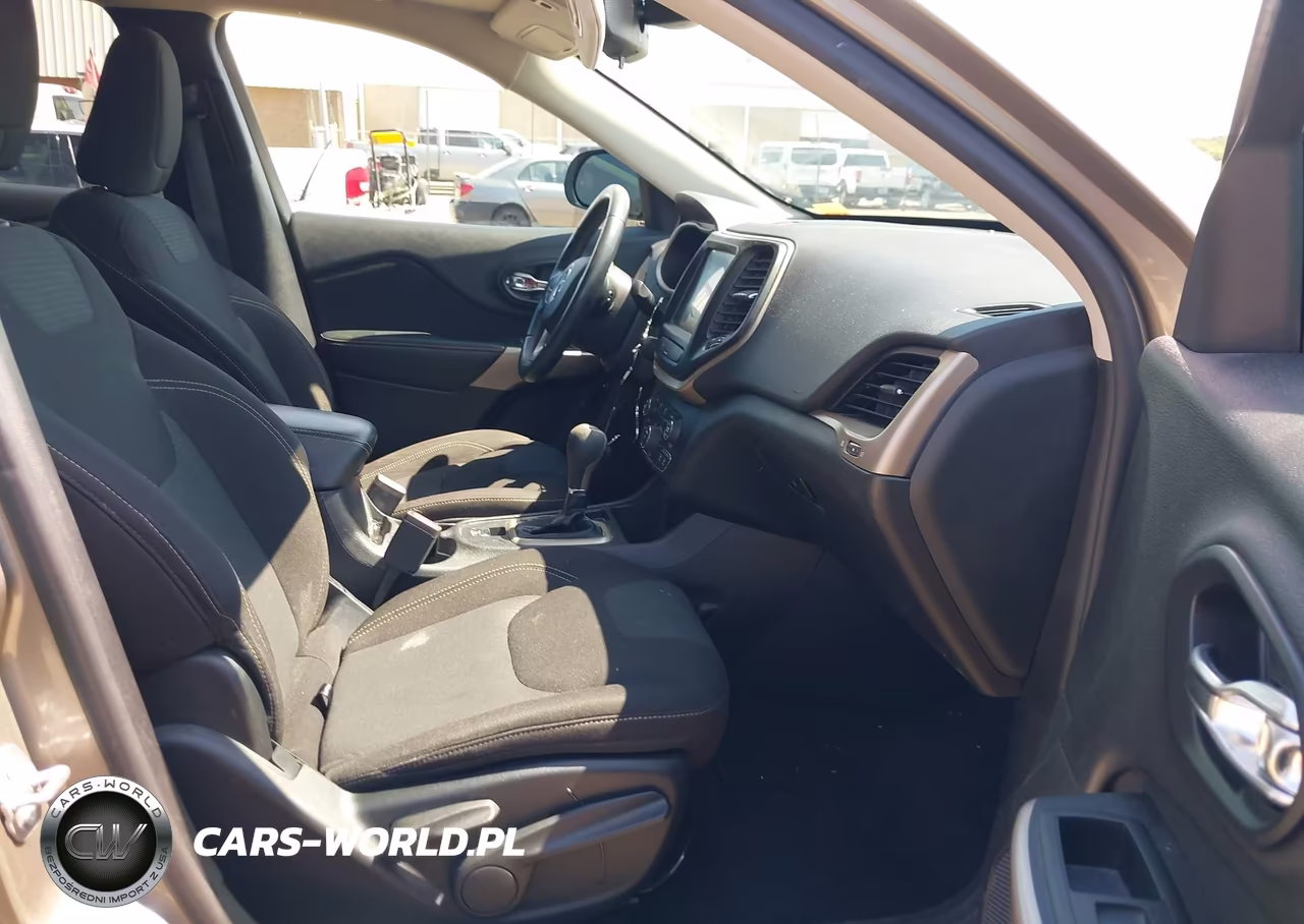 2017 Jeep Cherokee Latitude Fwd VIN:1C4PJLCB2HW623302 - 5