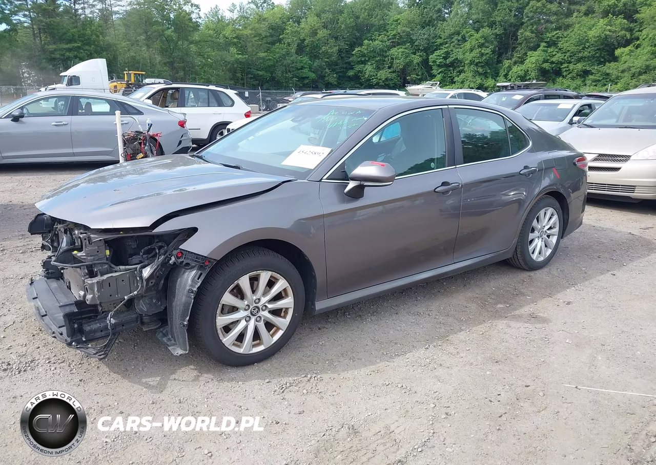 2018 Toyota Camry Le VIN:4T1B11HK7JU530697 - 2