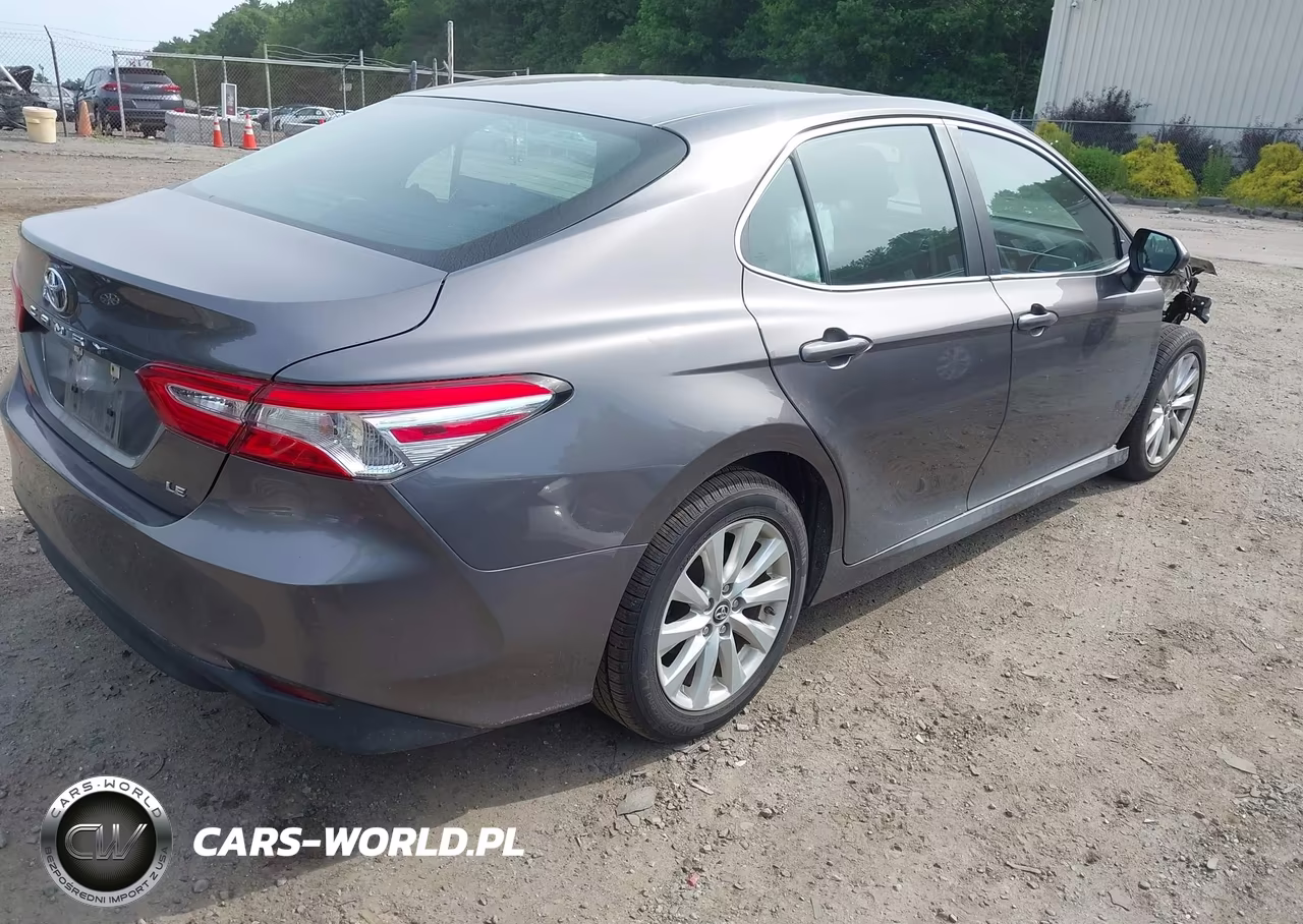 2018 Toyota Camry Le VIN:4T1B11HK7JU530697 - 4