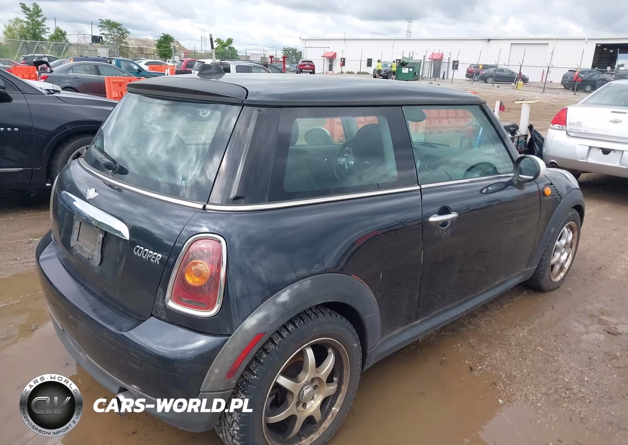 2008 Mini Cooper VIN:WMWMF33558TT62518 - 4