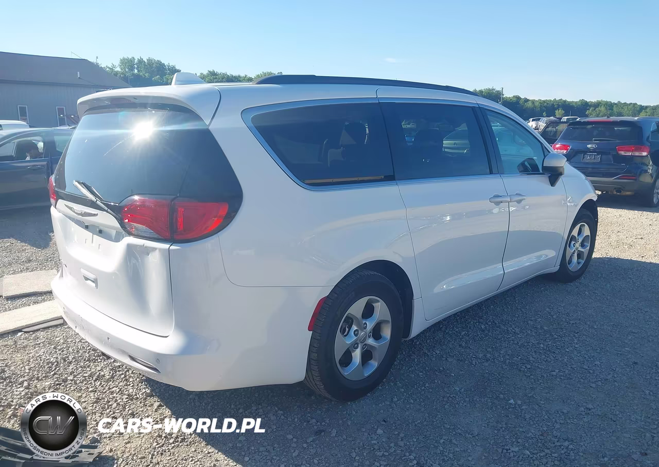 2017 Chrysler Pacifica Lx VIN:2C4RC1CG1HR500442 - 4