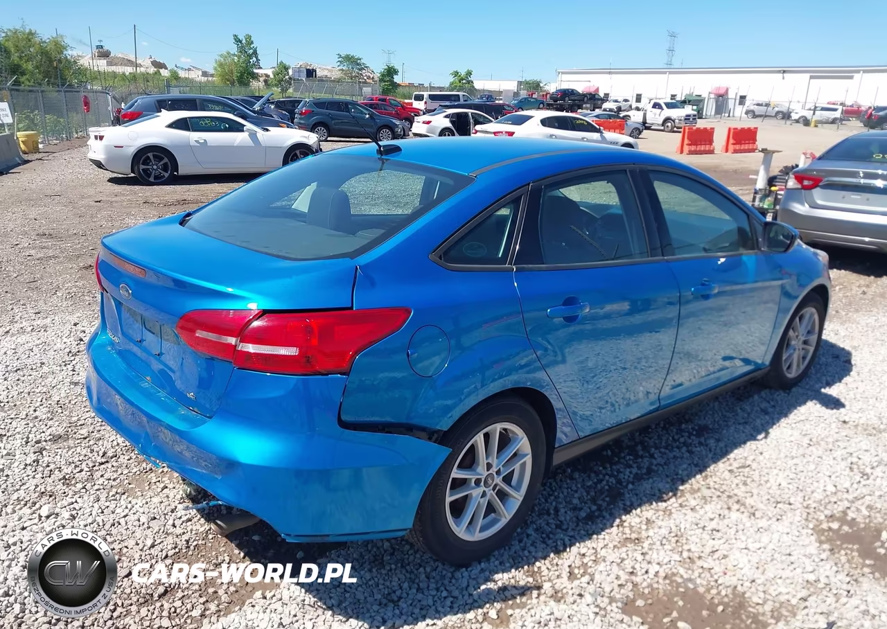 2015 Ford Focus Se VIN:1FADP3F26FL213670 - 4