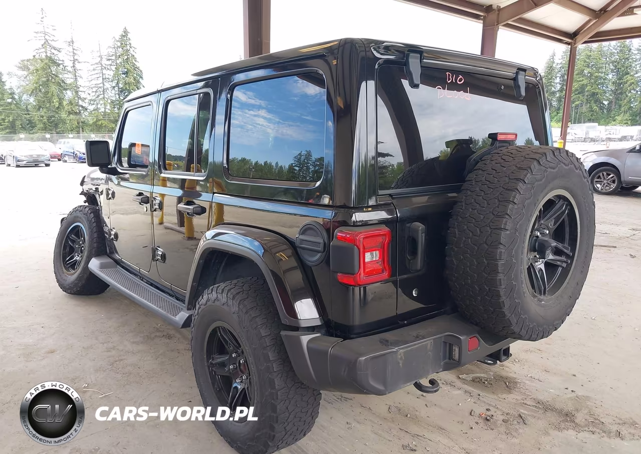 2020 Jeep Wrangler Unlimited Sahara 4X4 VIN:1C4HJXEN9LW153488 - 3