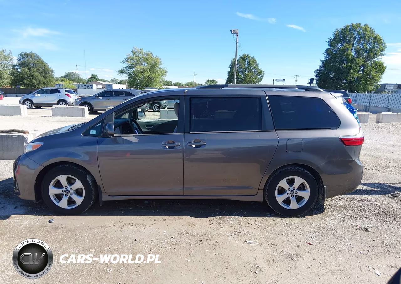 2018 Toyota Sienna Le 8 Passenger VIN:5TDKZ3DC0JS922805 - 14