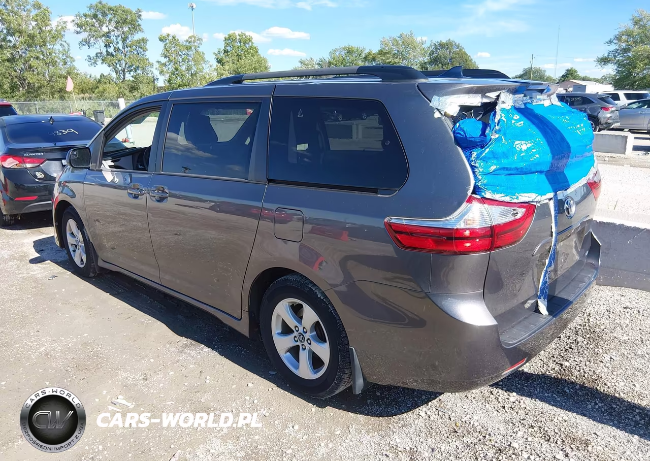 2018 Toyota Sienna Le 8 Passenger VIN:5TDKZ3DC0JS922805 - 3