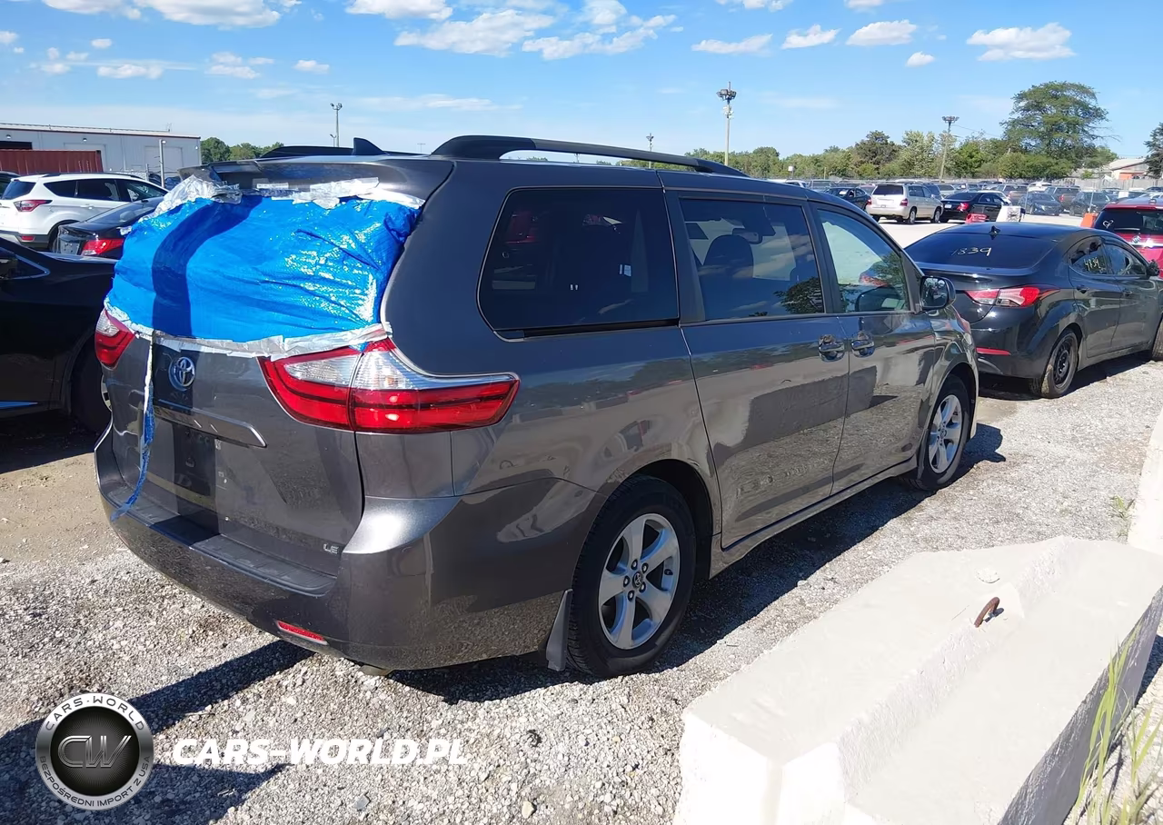 2018 Toyota Sienna Le 8 Passenger VIN:5TDKZ3DC0JS922805 - 4