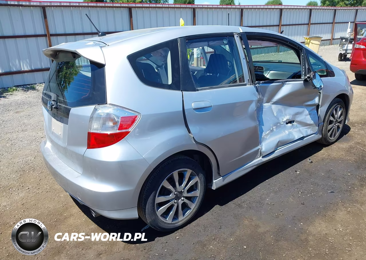 2013 Honda Fit Sport VIN:JHMGE8H56DC058907 - 4