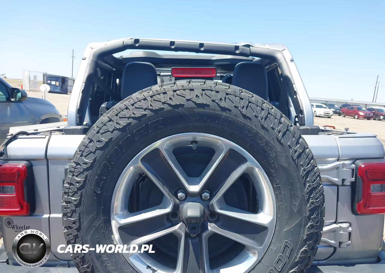 2019 Jeep Wrangler Unlimited Sahara 4X4 VIN:1C4HJXEN0KW690118 - 16
