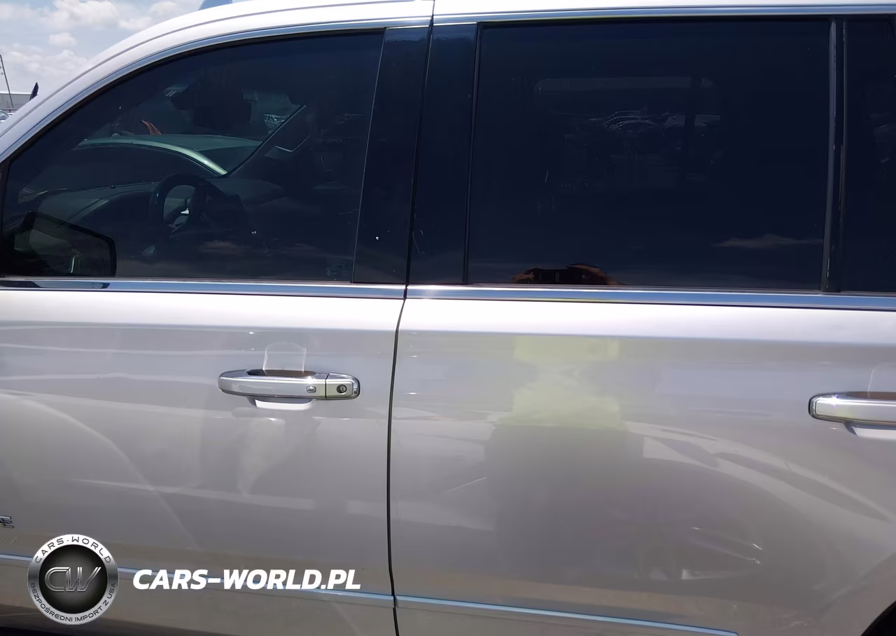 2018 Chevrolet Tahoe Premier VIN:1GNSKCKC7JR160859 - 14