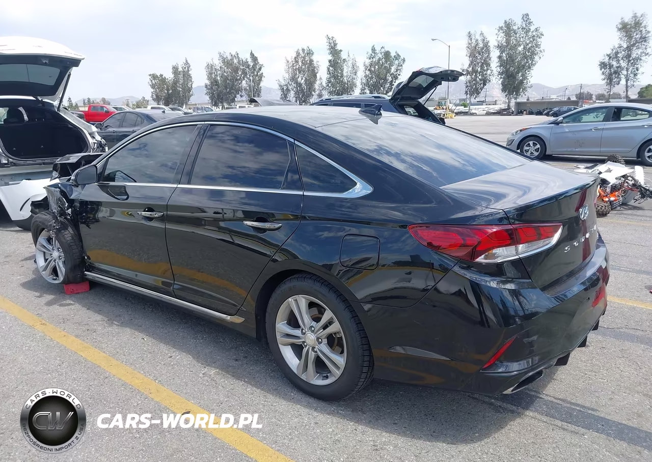 2018 Hyundai Sonata Sport VIN:5NPE34AF8JH649587 - 3