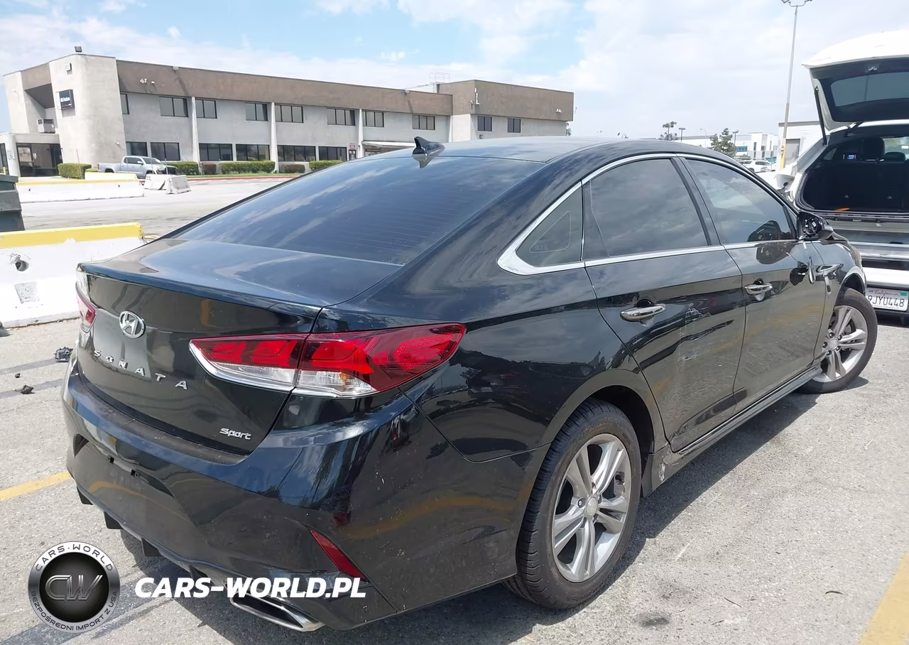 2018 Hyundai Sonata Sport VIN:5NPE34AF8JH649587 - 4