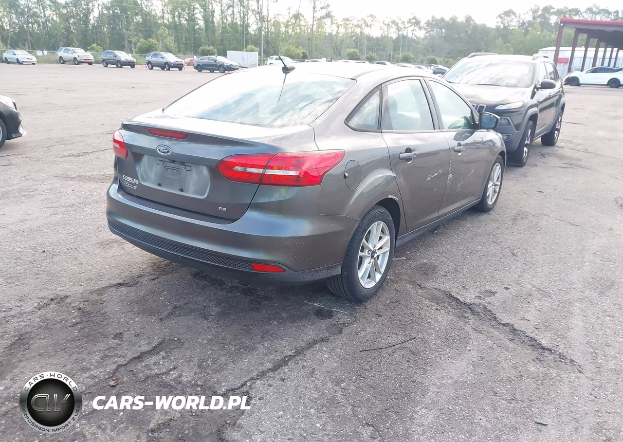 2018 Ford Focus Se VIN:1FADP3F20JL218260 - 4