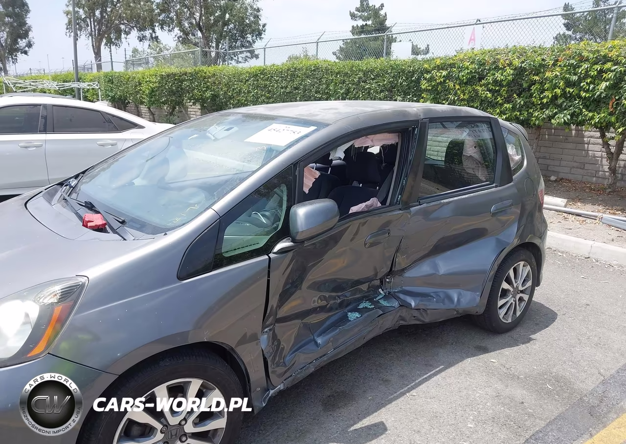 2013 Honda Fit Sport VIN:JHMGE8H60DC057874 - 12