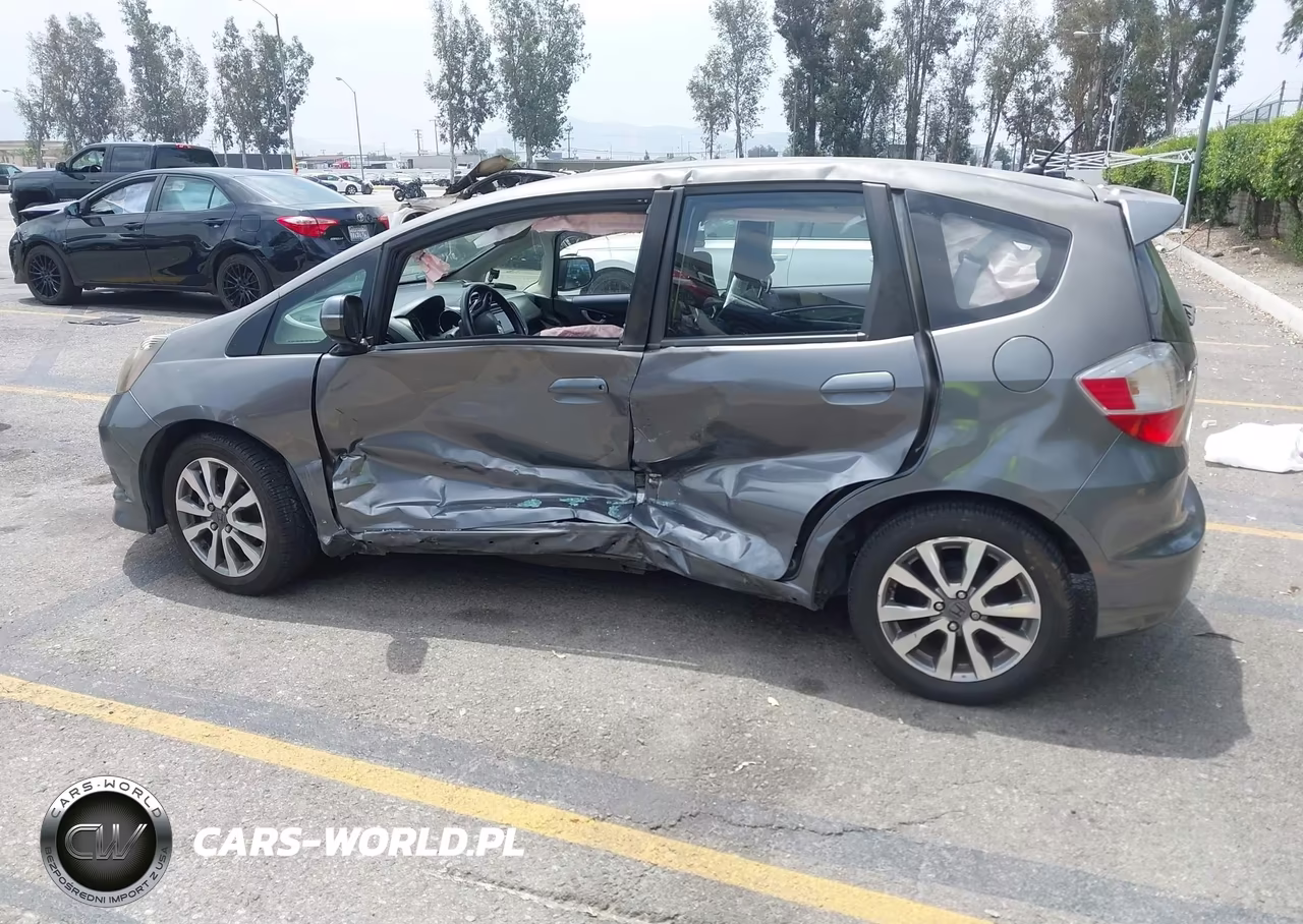 2013 Honda Fit Sport VIN:JHMGE8H60DC057874 - 16