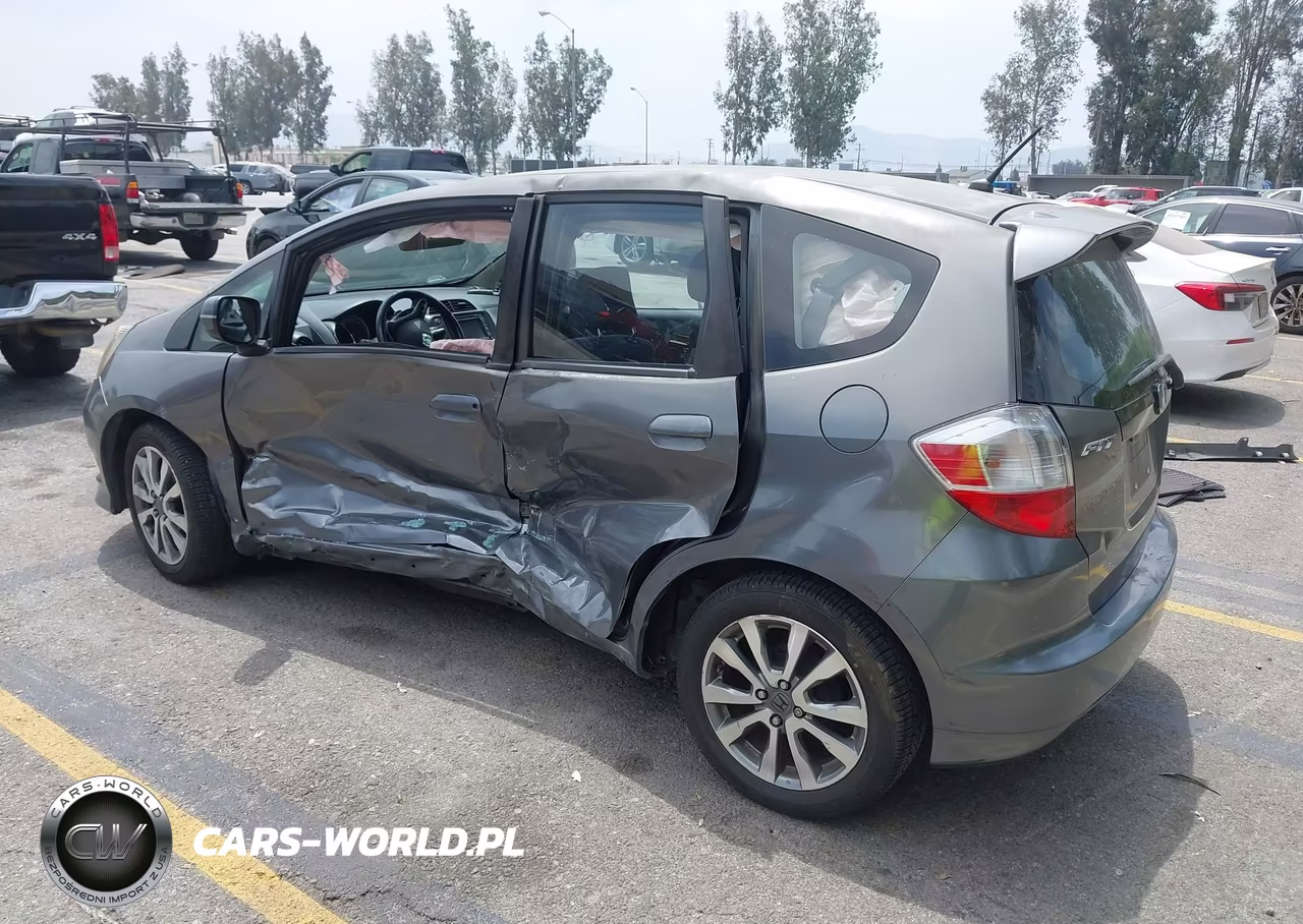 2013 Honda Fit Sport VIN:JHMGE8H60DC057874 - 3