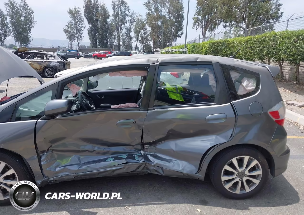 2013 Honda Fit Sport VIN:JHMGE8H60DC057874 - 6