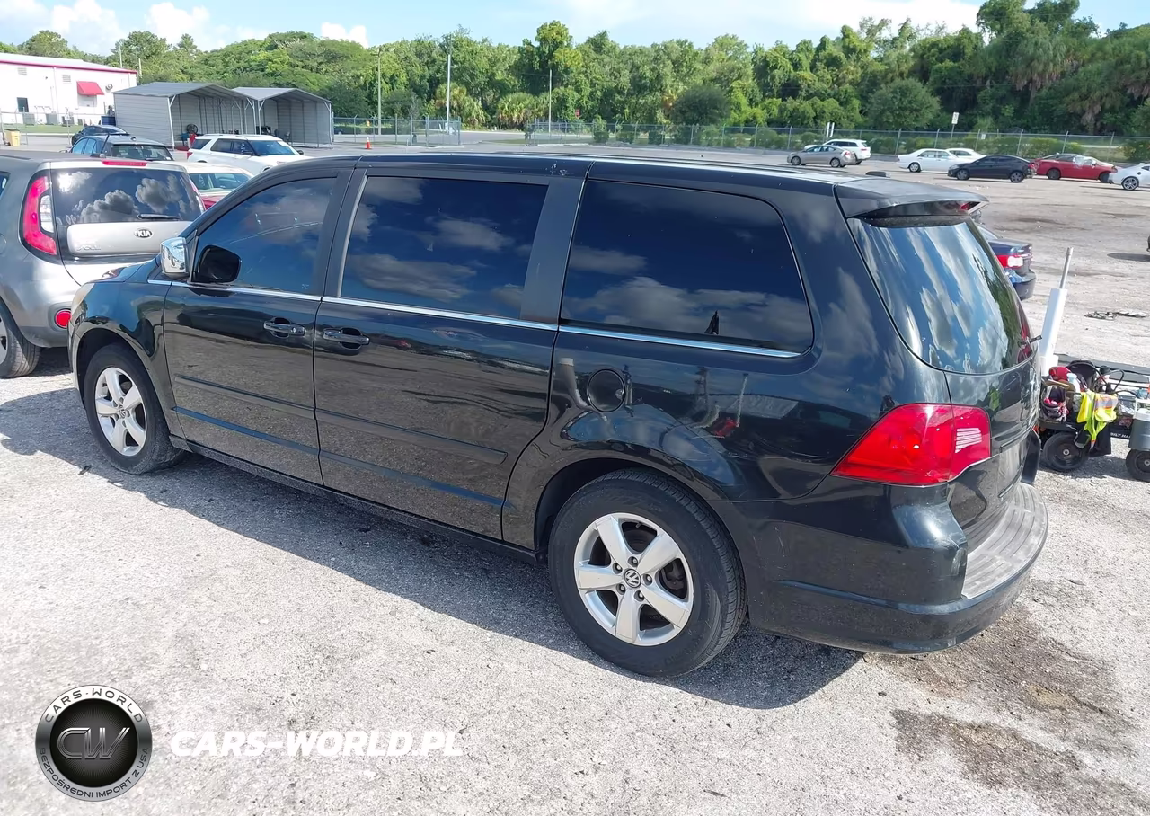 2010 Volkswagen Routan Se VIN:2V4RW3D10AR159110 - 3