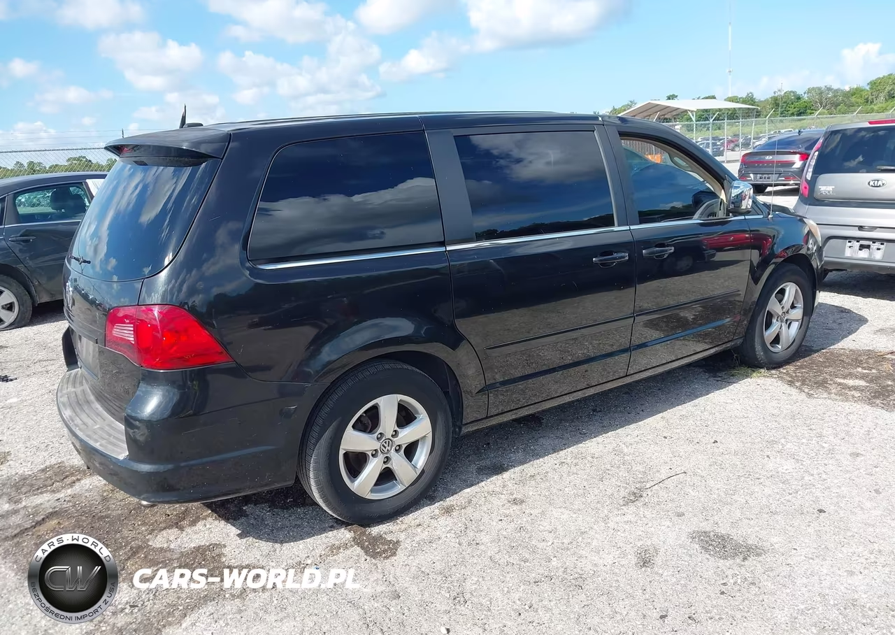 2010 Volkswagen Routan Se VIN:2V4RW3D10AR159110 - 4