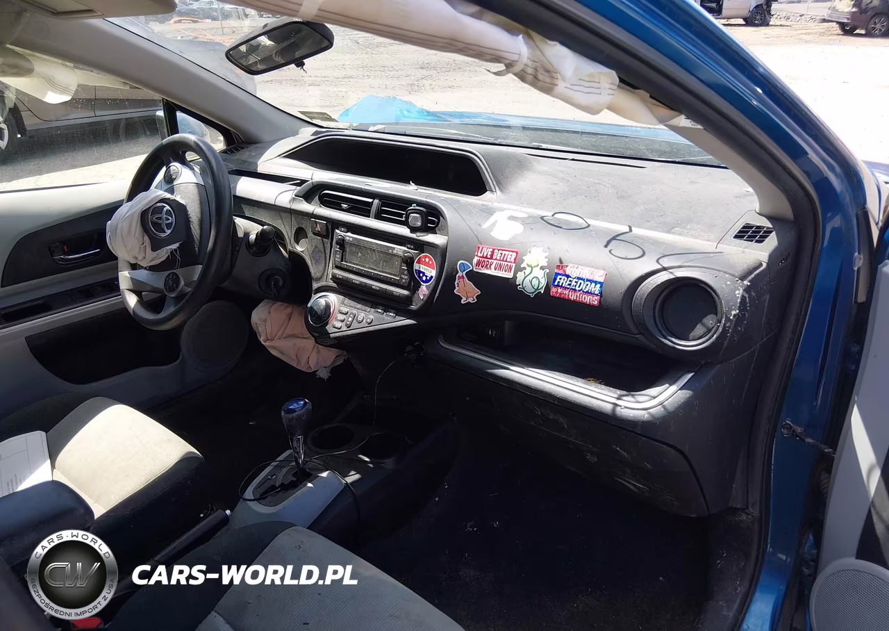2014 Toyota Prius C Two VIN:JTDKDTB36E1067399 - 5