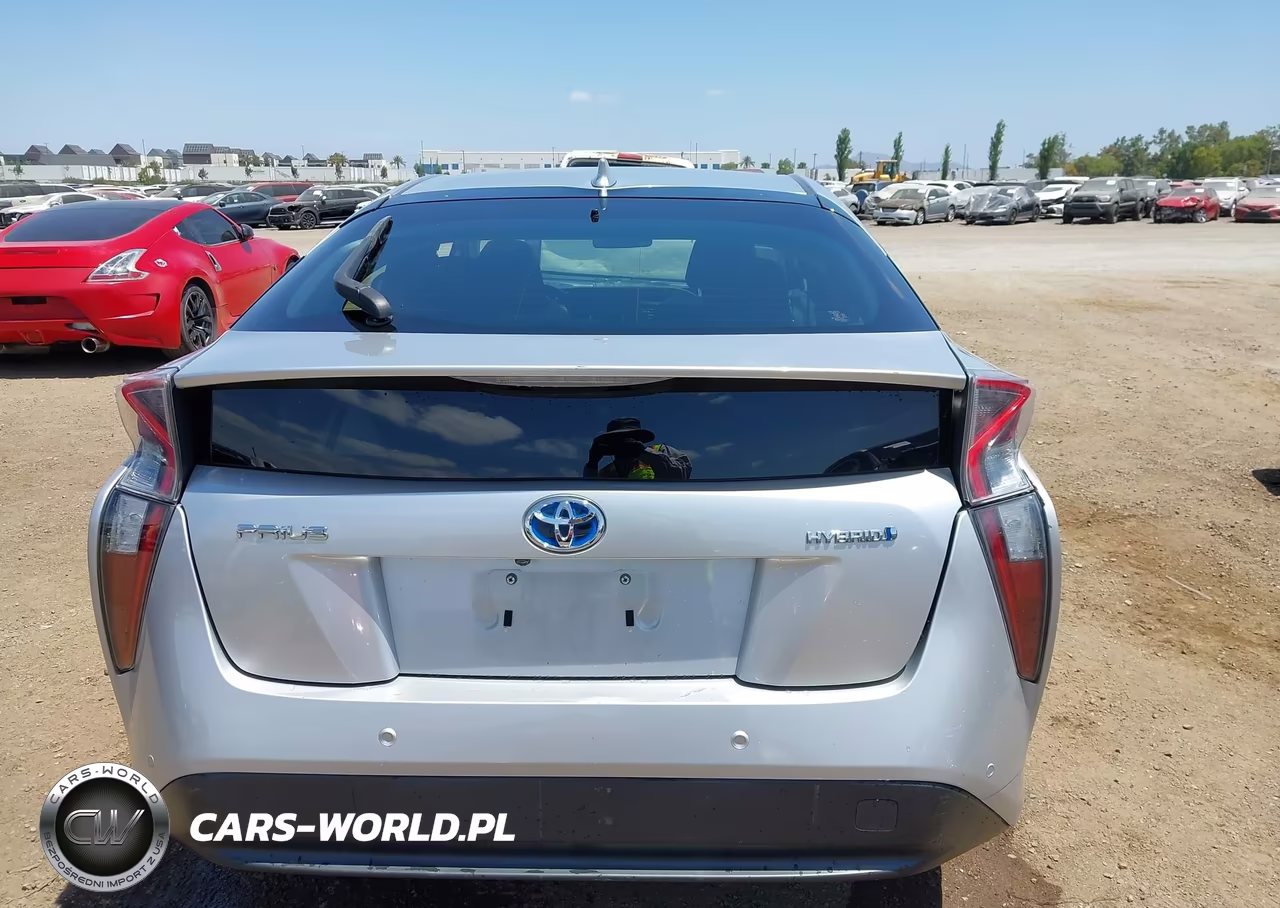 2018 Toyota Prius Three VIN:JTDKARFU5J3065138 - 17