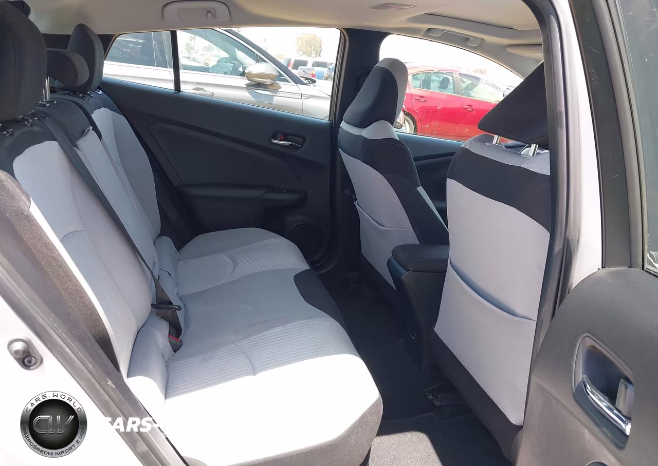 2018 Toyota Prius Three VIN:JTDKARFU5J3065138 - 8