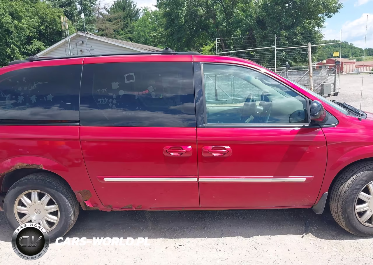 2005 Chrysler Town & Country Touring VIN:2C4GP54L15R211328 - 13