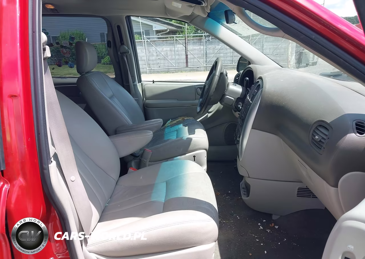 2005 Chrysler Town & Country Touring VIN:2C4GP54L15R211328 - 5