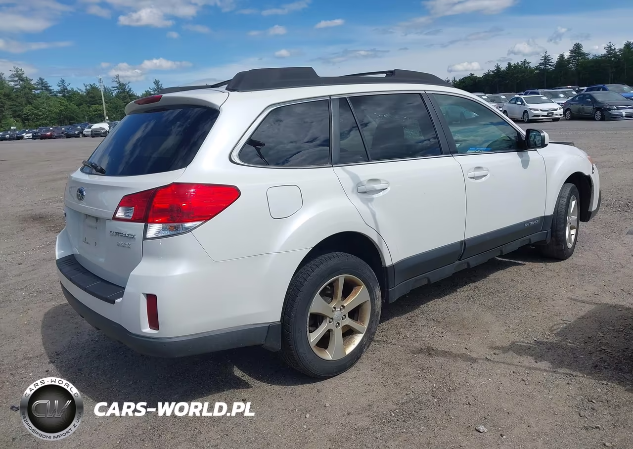 2013 Subaru Outback 2.5I Premium VIN:4S4BRBCC1D3226581 - 4