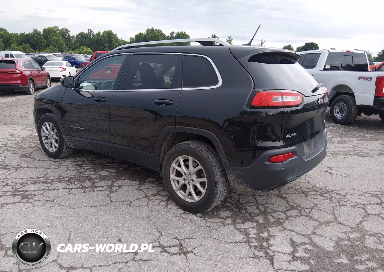 2018 Jeep Cherokee Latitude 4X4 VIN:1C4PJMCB7JD528449 - 3