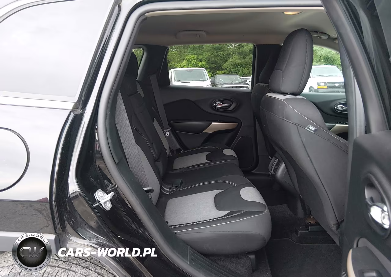 2018 Jeep Cherokee Latitude 4X4 VIN:1C4PJMCB7JD528449 - 8