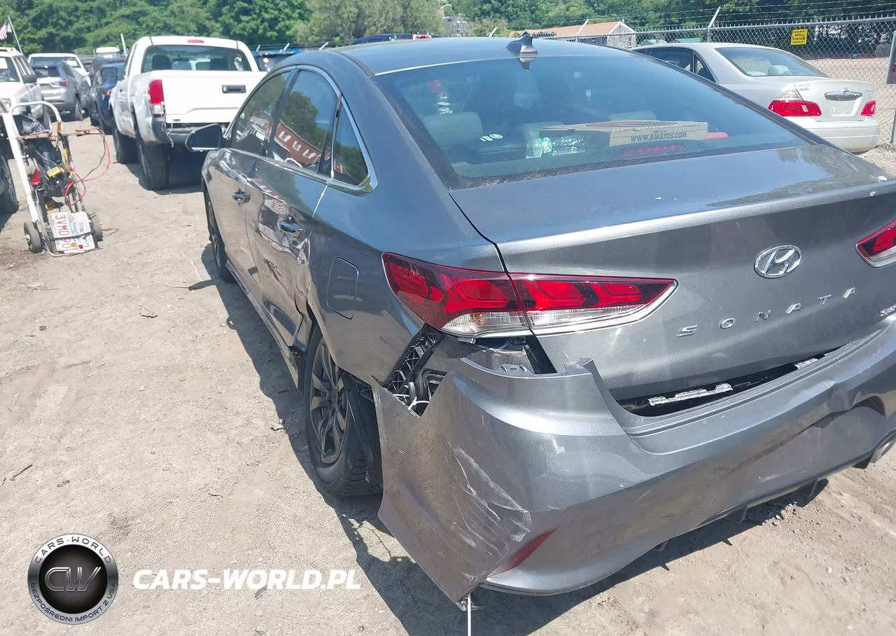 2018 Hyundai Sonata Sport VIN:5NPE34AF2JH698588 - 3