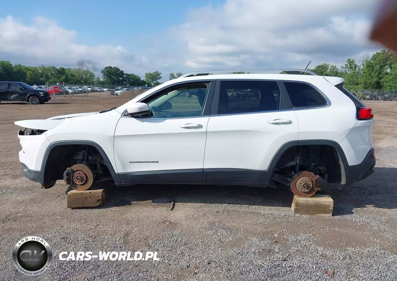 2015 Jeep Cherokee Latitude VIN:1C4PJMCS1FW702947 - 13